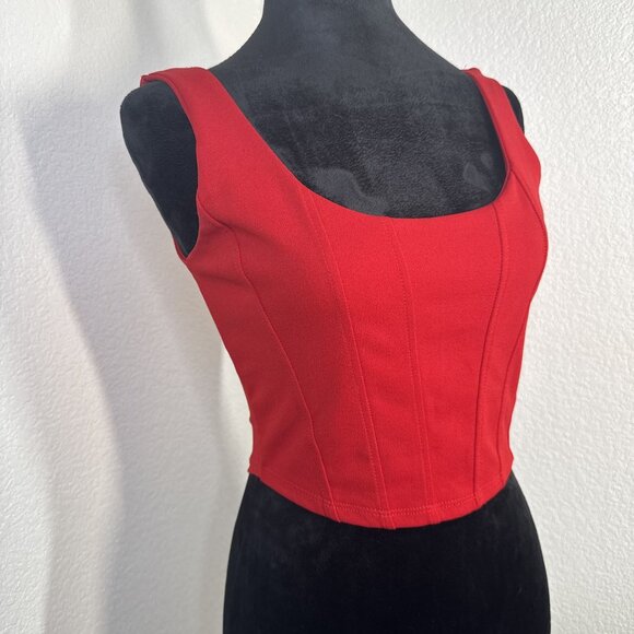Red Sleeveless Crop Top By Attirance With Scoop Neck & Fitted Design - Picture 2 of 6